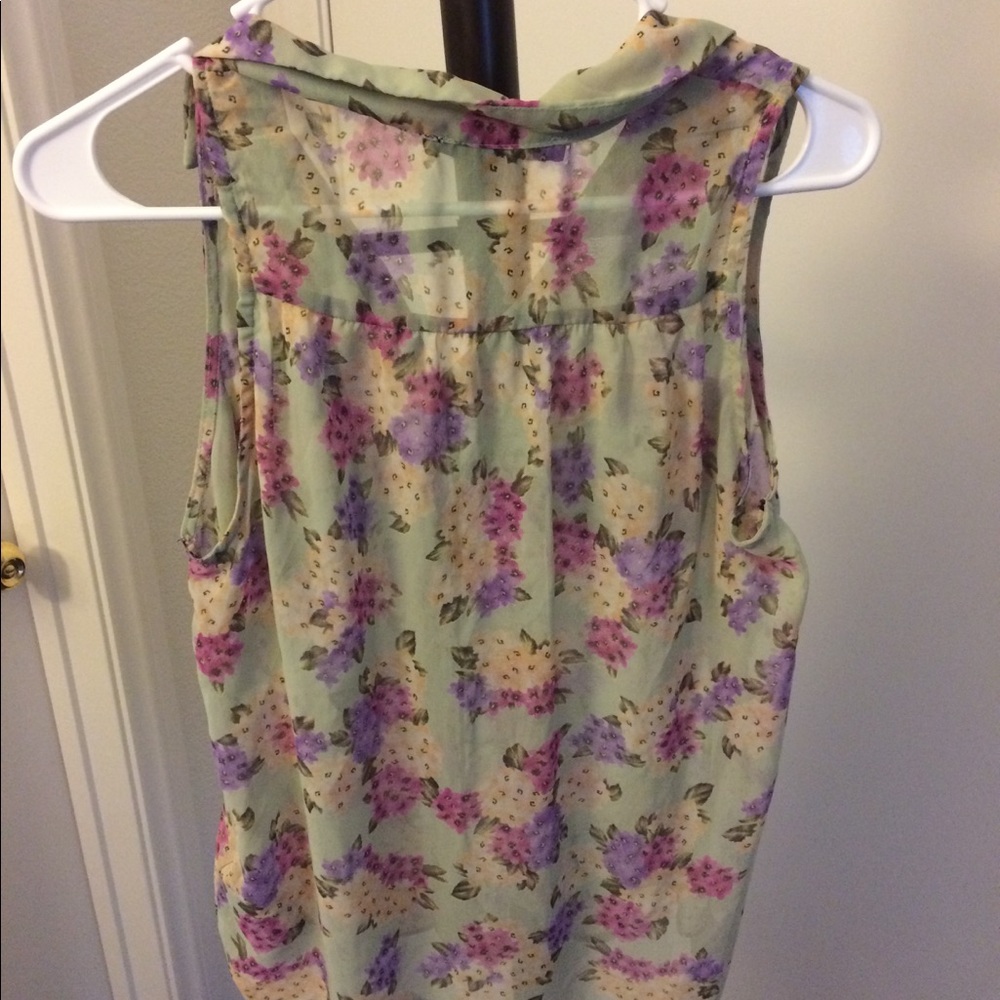 Button-Up Tank - Picture 4 of 4